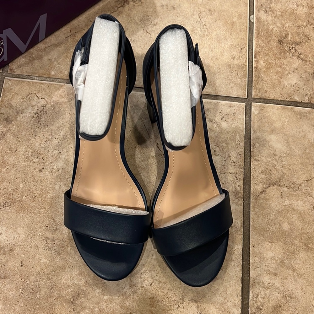 Brand new women’s heels in a size 9 in the color navy blue